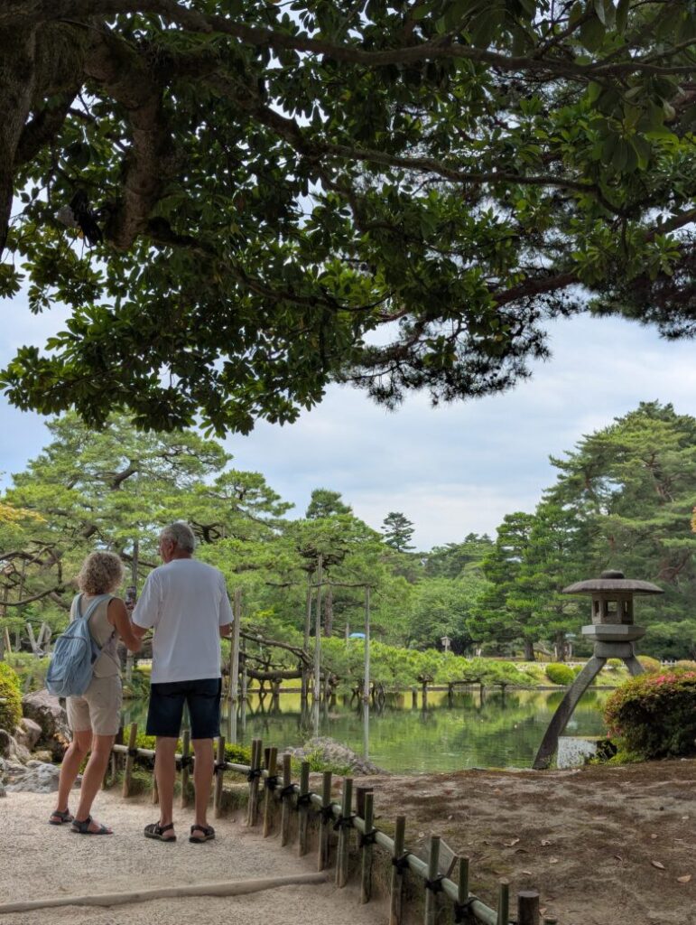 兼六園 霞ヶ池と徽軫灯籠 30分コース