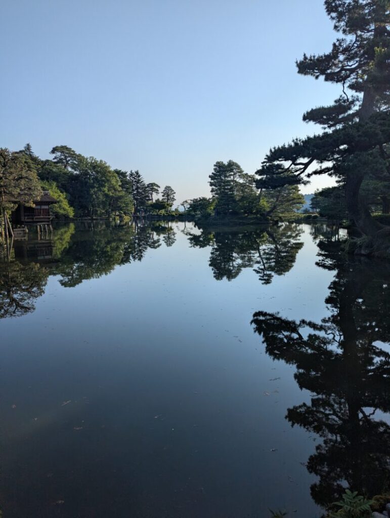早朝の兼六園 雰囲気 見どころ